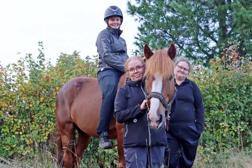 Yksi maamme menestyneimmistä suomenhevosratsuista löytyy Kuortaneelta. Rannan Ruhtinaan tiimiin kuuluvat omistajat Annika Haarajärvi (vasemmalla) ja Kaisu Västinsalo (oikealla) sekä ratsastaja Linda Kulmala.