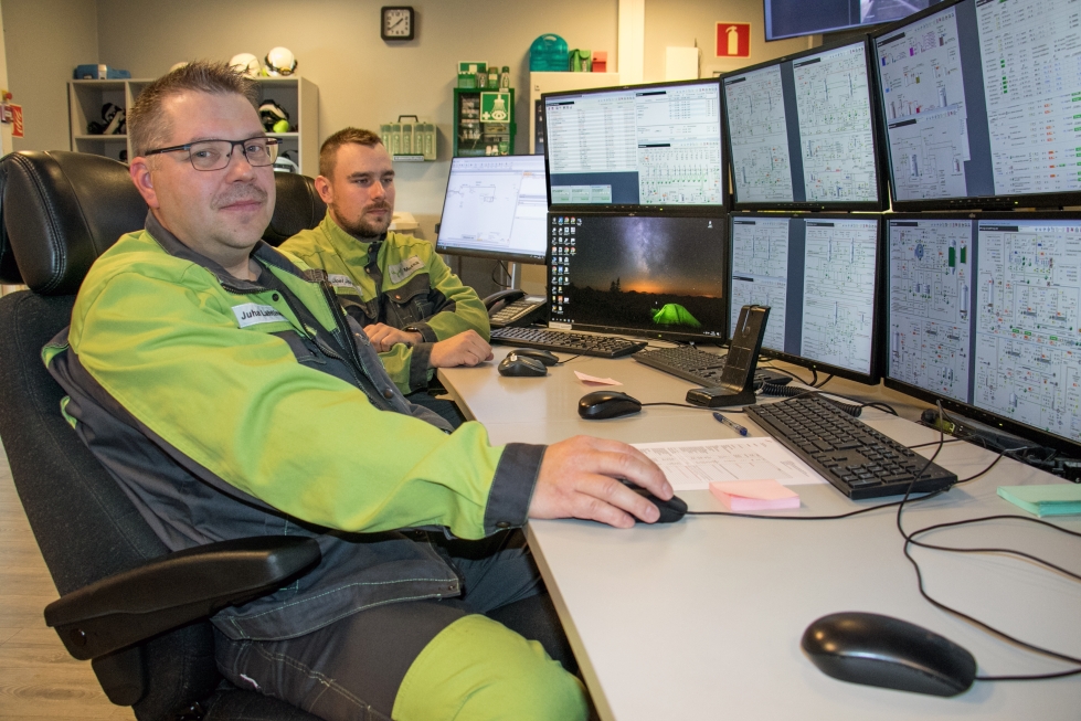 Juha Lahtinen (etualalla) ja Joel Järvistö ovat kumpikin ammatinvaihtajia ja opiskelleet Kaskisissa Metsä Boardilla prosessiteollisuuden ammattitutkinnon.