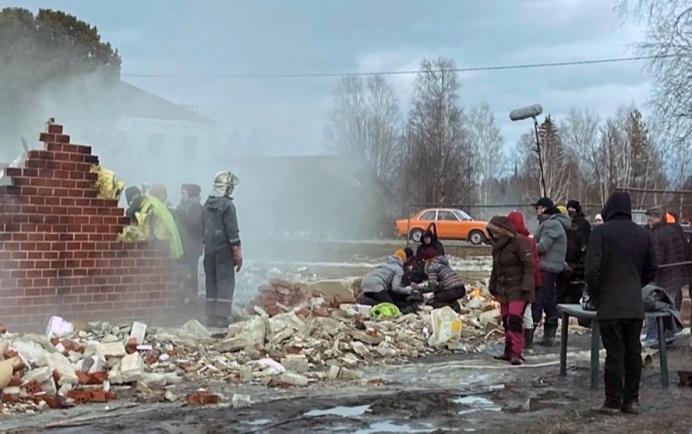 Elokuvan räjähdyspaikka rakennettiin Lapuan Tiistenjoen nuorisoseuralle.   Työryhmä