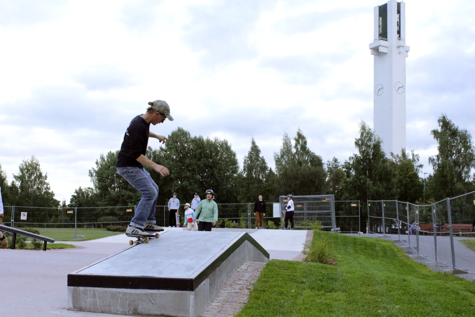 Useat skeittaajat Lakeuden Wallriver Skateboarding -yhdistyksestä testasivat uutta skeittiparkkia. Kuvassa skeittaaja tekee Frontside 50-50-temppua. 