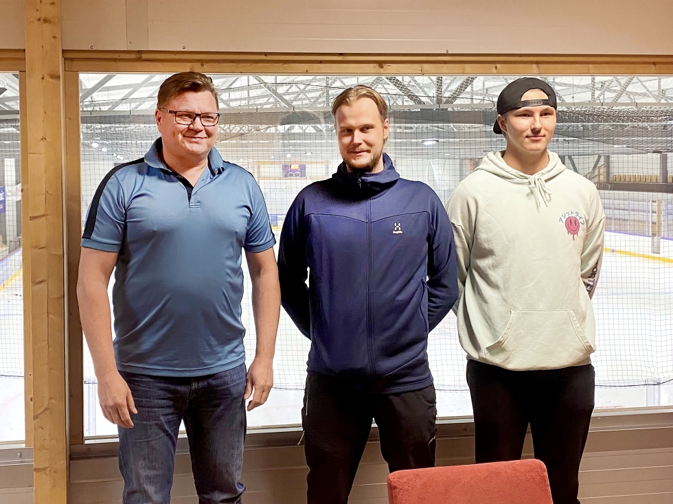 Vasemmalta JPK:n edustusjoukkueen päävalmentaja Sami Seppälä ja pelaajat Antti Kyllönen ja Iivari Huvila.