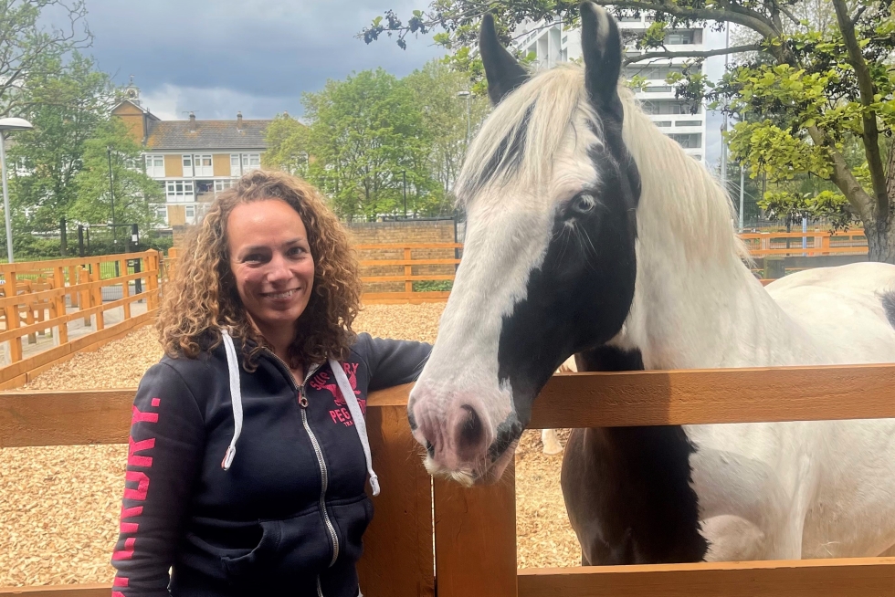 Ebony Horse Clubin nuorisotyön johtaja Charlotte Lavender kertoo, että hevostalli on perustettu nimenomaan syrjäytymiskierteessä olevien lasten auttamiseksi Lontoossa. 