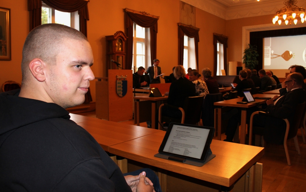 Kristiinan suomenkielisen lukion oppilas, lapväärttiläinen Niko Widberg seurasi kiinnostuneena kokouksen tapahtumia.