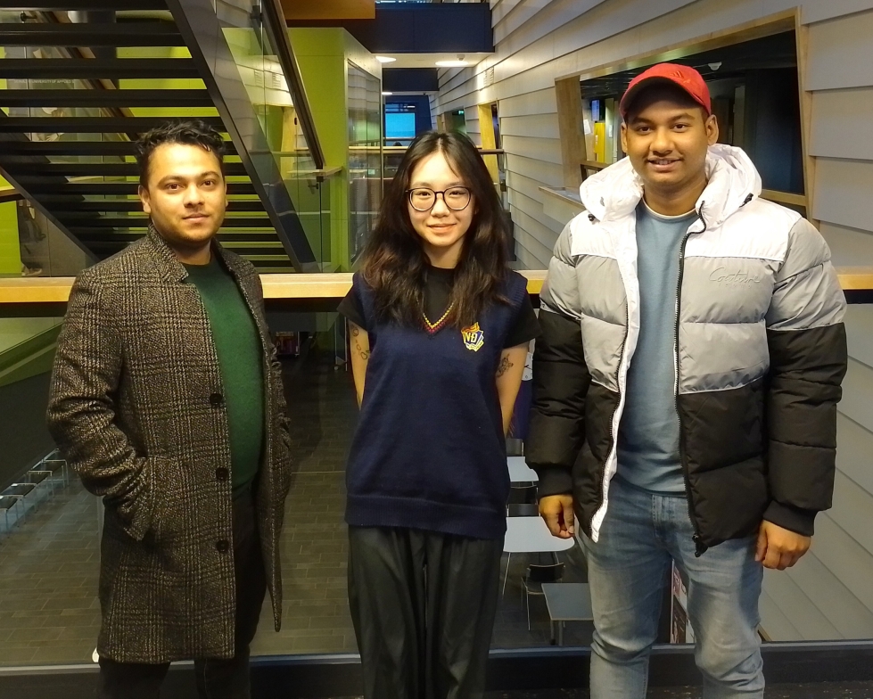 International business -opiskelijat Anil Nepalista (vas), Tu Vietnamista ja Sajib Bangladeshista olivat iloisia saadessaan mahdollisuuden verkostoitua paikallisten yritysten ja organisaatioiden kanssa heti opintojensa alkuvaiheessa. 