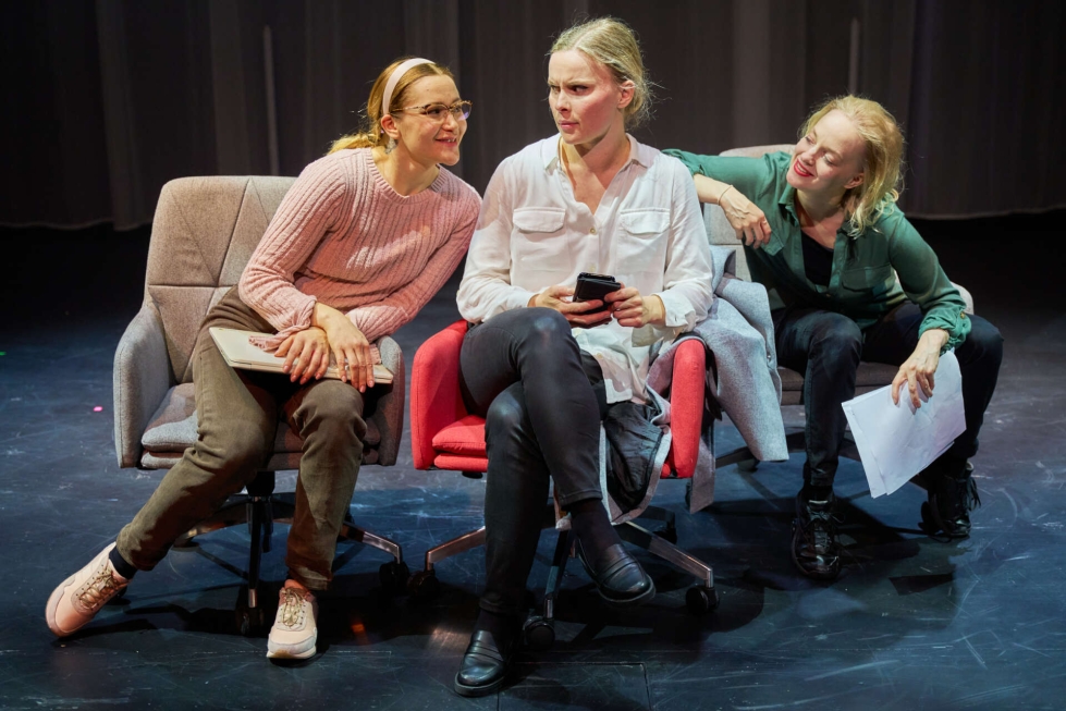Saana Rautavaara, Emma-Sofia Hautala ja Sonja Halla-aho ovat Kaaos-näytelmän ystävykset. 