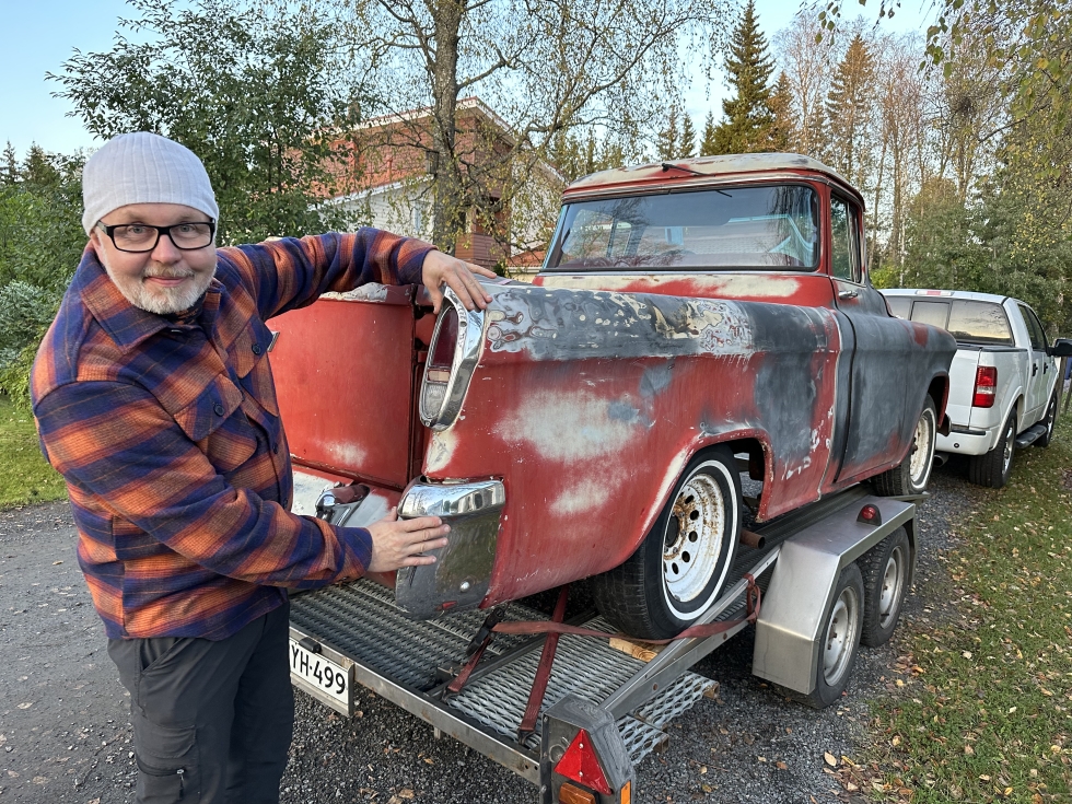 Tämän harvinaisen, vuoden 1955 Chevroletin Aulis Hämeenkorpi tilasi Coloradosta laivarahtina Helsinkiin ja haki maanantaina Seinäjoelle. Pian alkaa työstö. 