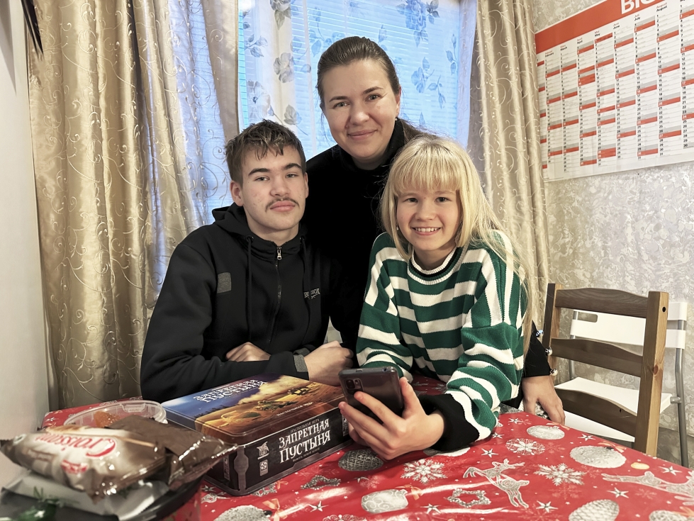 Yuliia Chebakova asuu nyt Seinäjoella lastensa Rostyslavin (vas.) ja Katerynan kanssa. Isään ja puolisoon pidetään yhteyttä puhelimella joka päivä. 