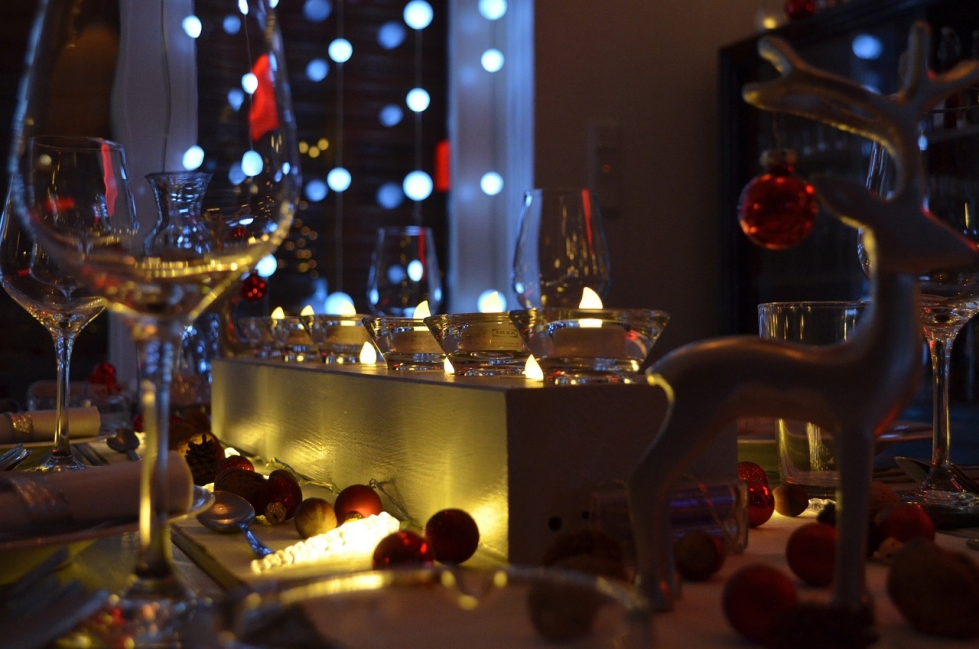 Monet täyttävät alkoholivarastonsa juhlapyhiä varten, ja useissa perheissä aikuisten juomat ovat osa joulukattausta. 