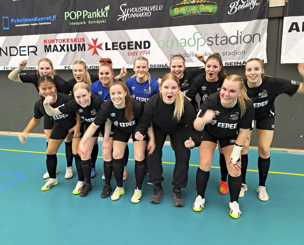 FC Seinäjoen futsalnaiset riemuitsivat sarjakärkeen nousua kotikentällään urheilutalolla, kun vaasalainen FC Brändöpojkarna  kaatui selvästi maalein 6-1.