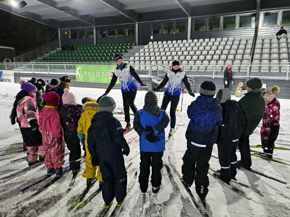 Kilpahiihtäjät Sini Hietamäki (vas.) ja 
 Maija Rajala opettavat hiihtokoulussa myös suksien kanssa tasapainoilua. 
