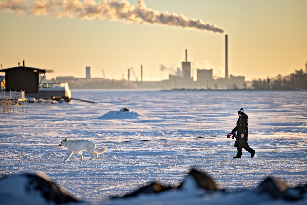 Vaasassa meren jäällä näkyy talvisin usein ulkoilijoita ja muita jäällä liikkujia.  Arkistokuva.