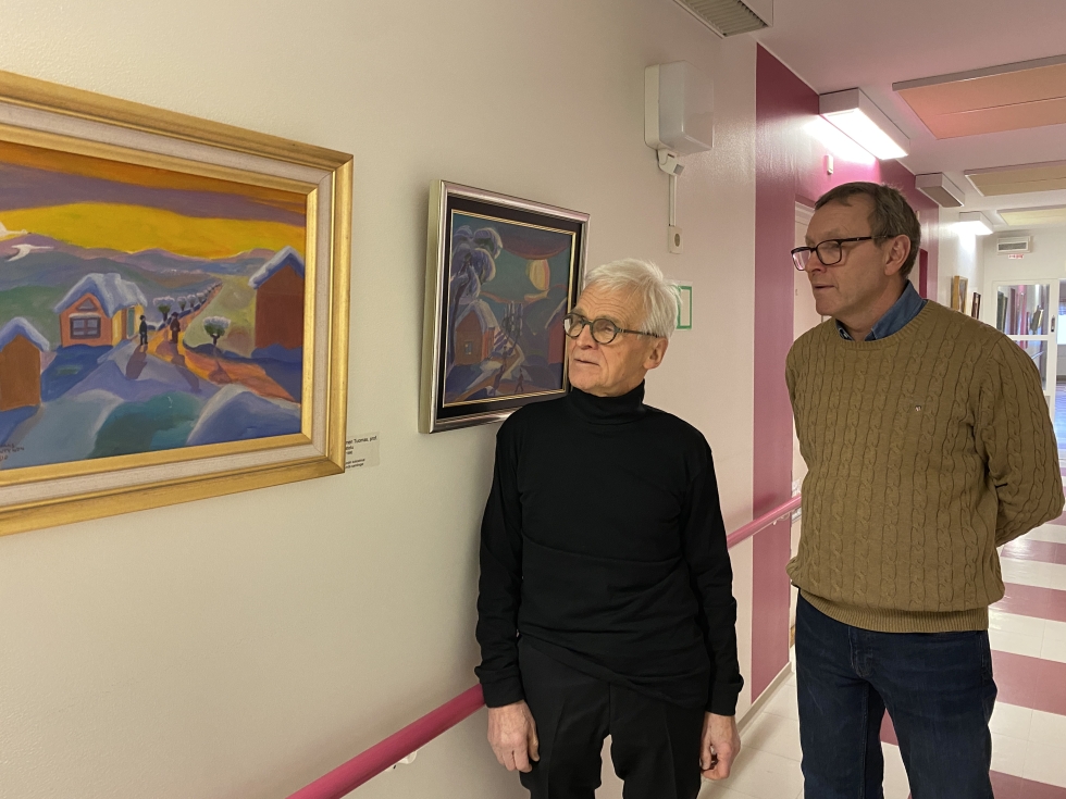 Vuorikodin seinillä on tauluja sekä valtakunnallisilta nimiltä että seudun taiteilijoilta. Taiteenkerääjä Pekka Lind ja Vaasan Palvelutalosäätiön asiamies Jonas Nyman katselevat professori Tuomas Mäntysen teosta Keskustelu. 