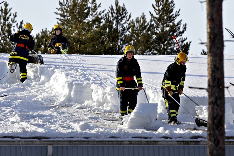 Pelastuslaitoksen työntekijät pudottavat lunta katoilta työaikana vain hätätapauksissa. 