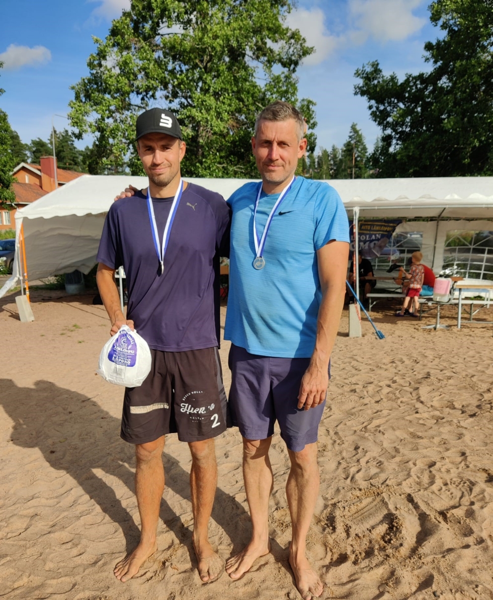 Veljekset Jarmo ja Hannu Viljamaa voittivat kesällä 2023 Beach volleyn Masters -kisoissa SM-hopeaa miehet 40-v. sarjassa.