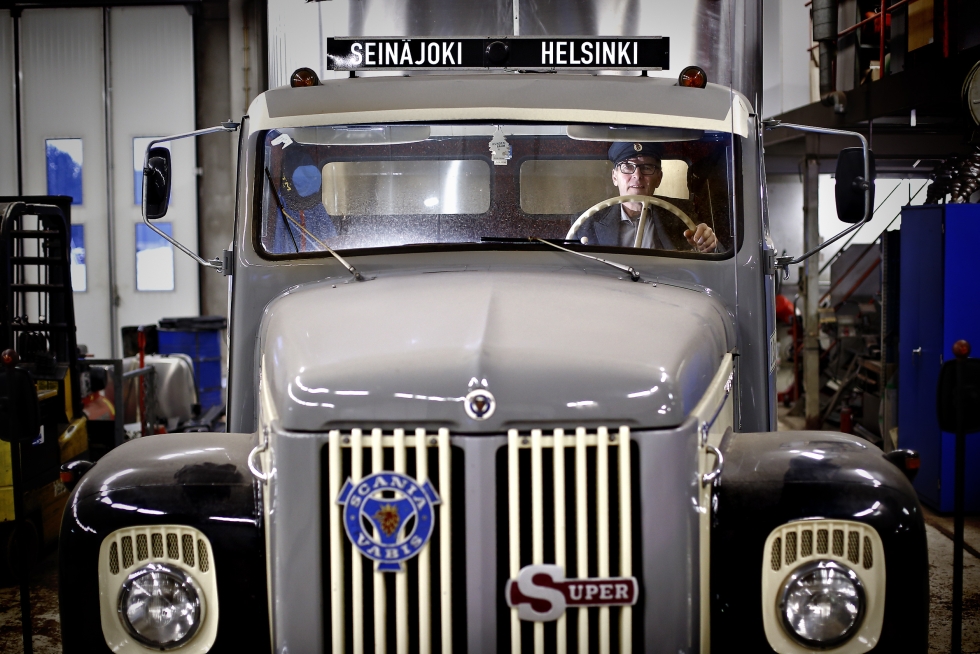 Seinäjokelainen Ilpo Salomaa ohjastaa museoautonsa Sorsanpesälle osana 80 auton letkaa. 