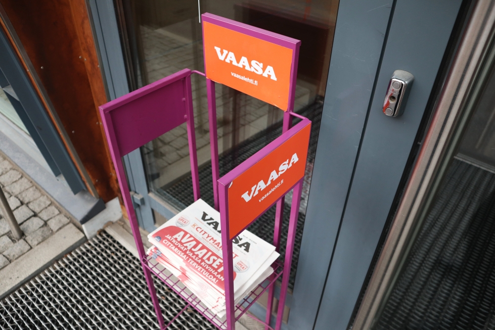Yksi Vaasa-lehden noutopisteistä eli lehtitelineistä, joista lukijat voivat noutaa lehtensä, on Vaasa-lehden toimituksen pääoven vieressä osoitteessa Hietasaarenkatu 19.