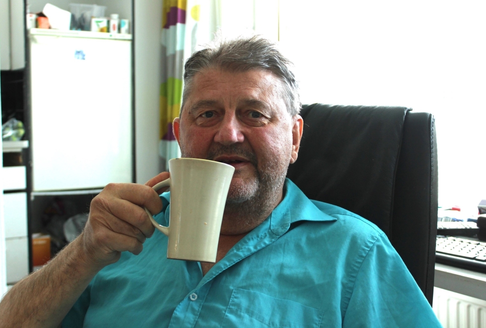 Tom Degerstedt juo kahvit aamulla kotonaan, mutta usein myös Kaskisten kahviloissa ja terasseilla. Kuva. Tauno Riihiluoma