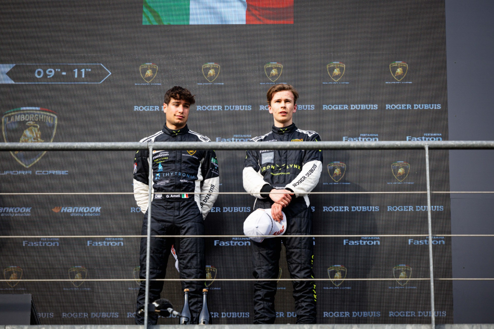 Jesse Salmenautio (oik.) nousi Lamborghini Super Trofeo -luokan podiumille yhdessä hänen kanssaan auton jakavan Giorgio Amatin kanssa. 