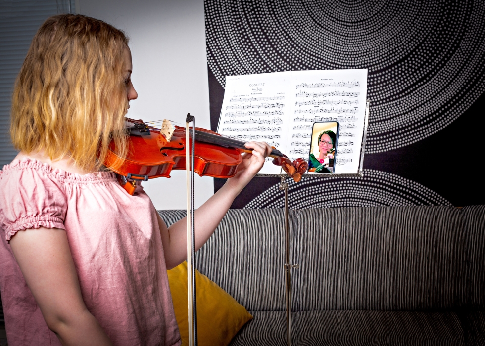 Koronakeväänä 2020 Härmänmaan musiikkiopistossa otettiin käyttöön luovia keinoja. Tässä viulunsoiton opettaja Aino Palomäki on etäyhteydessä oppilaaseensa Liina-Lotta Jutilaan. Arkistokuva