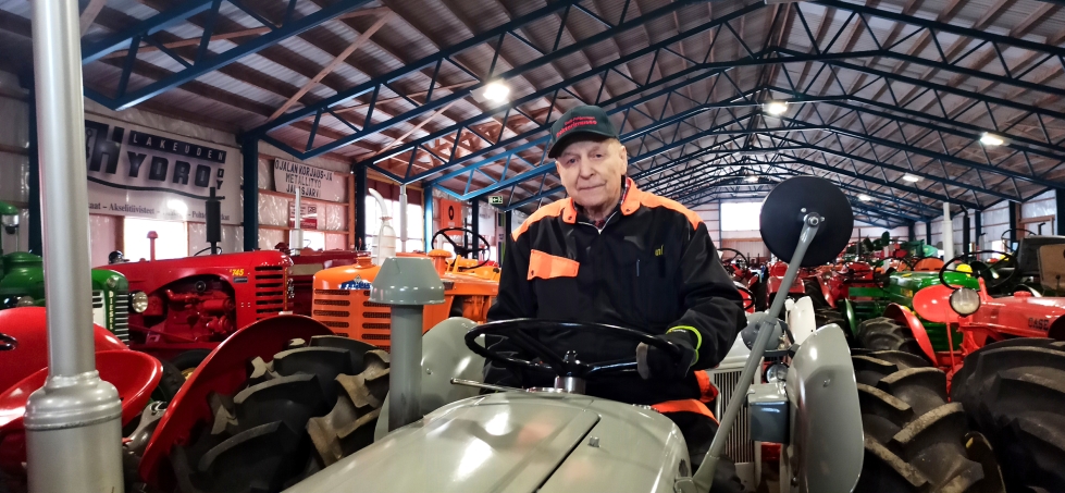 Museoisäntä Matti Jaskari on kerännyt traktoreita 44 vuoden ajan.