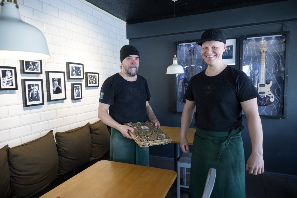 Rami Kangas ja Jyry Kangas palvelevat pitsannälkäisiä Kirkkopuistikolla ja Korsholmanpuistikolla vielä toukokuun lopulle saakka. 