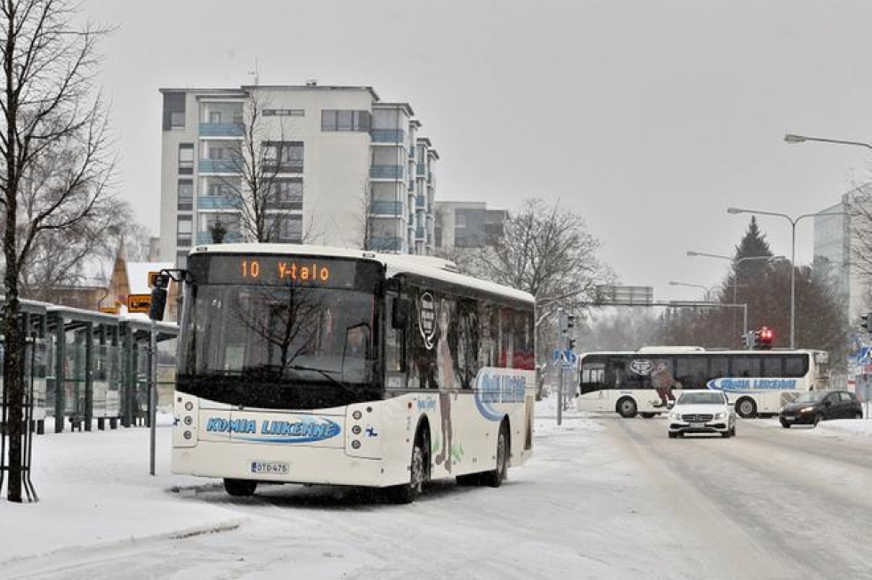 Kirjoittaja kritisoi Seinäjoen julkisen liikenteen aikatauluja, jotka eivät kuljeta asukkaita päiväajan ulkopuolella. 
