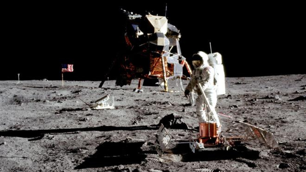 Kuubakteerit kauhistuttivat amerikkalaisia samalla, kun Neil Armstrong otti  ensiaskeleita vieraassa maailmassa – Kuuseikkailu täytti Suomen  maakuntalehdet | Ilkka-Pohjalainen