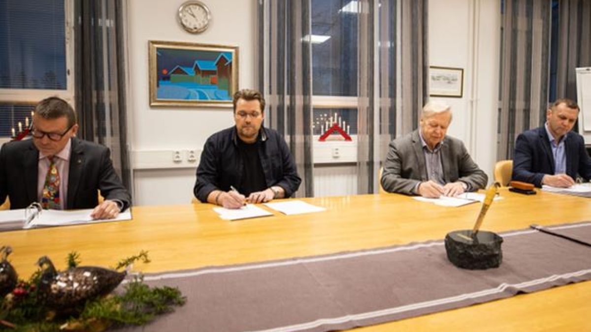 Hyvinvointikeskuksen urakkasopimus on allekirjoitettu Hämäläiset Oy:n  kanssa, aliurakoitsijoina monta paikallista yritystä | Komiat