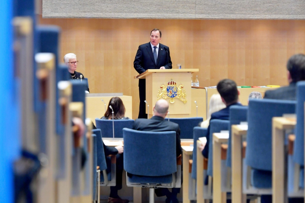 Ruotsin vasemmistopuolueen puheenjohtaja sanoo, että jos hallitus ei hyväksy sen ehtoja, ei puolueella ole enää luottamusta pääministeri Stefan Löfveniä kohtaan. LEHTIKUVA / AFP