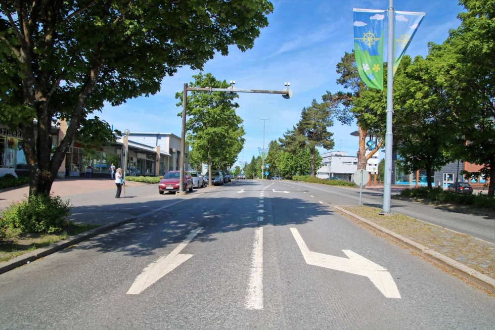 Teemaleikkipuisto ja sen oheen tulevat puisto-, oleskelu- ja liikunta-alueet siirtävät linja-autopysäkit Kiteentien varteen, kuvan vasemman laidan autopaikoille Kupiaisen kauppakeskuksen edustalle.