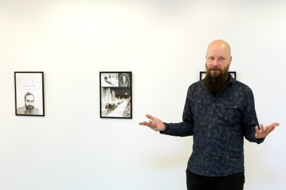 Anssi Mikael Okkonen on tuonut Lieksaan näyttelyn, joka on osa sarjakuvamuotoista fiktiivistä tarinaa.