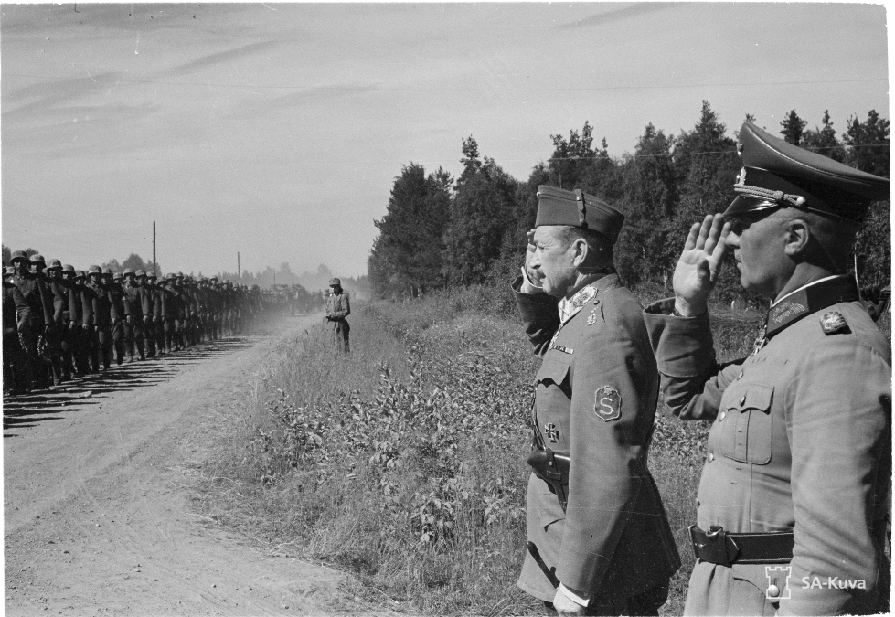 Marsalkka Mannerheim ja saksalainen kenraali Engelbreckt ottavat vastaan saksalaisen divisioonan ohimarssin Kaurilassa 18.7.1941.