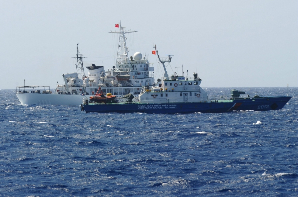 Kiinan rannikkovartiosto toimii yhä hyökkäävämmin sekä Etelä- että Itä-Kiinan merellä. Kuvassa taka-alalla kiinalainen alus ja etualalla Vietnamin rannikkovartioston alus. Lehtikuva/AFP