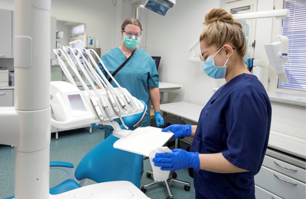 Uudet hygieniakäytännöt ovat aiheuttaneet ylimääräisiä järjestelyjä myös Siilaisen terveysaseman hammashuollossa. Hammaslääkäri Elina Malo (vas.) ja hammashoitaja Haiba Hussein ovat työskennelleet tiiviisti koko koronapandemian ajan.