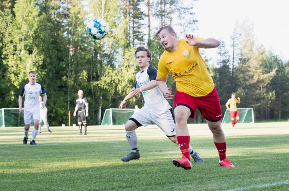 Taisto on tuimaa Nelosessakin. Niemisen Urheilijoiden keltapaitainen Iiro-Pekka Naakka säntää pallon perään kuopiolaisen Oskari Airaksisen kanssa.