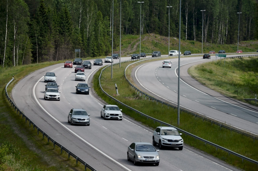 Eilen torstaina liikenneonnettomuudet ruuhkauttivat paikoin liikennettä alkuillasta. LEHTIKUVA / MIKKO STIG