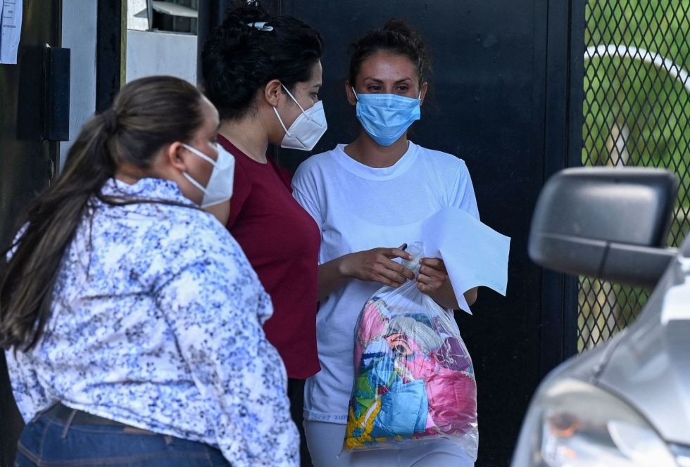 Keski-Amerikassa El Salvadorissa abortin tekemisestä vankilaan tuomittu Sara Rogel vapautui maanantaina lähes yhdeksän vuoden vankeuden jälkeen. LEHTIKUVA/AFP