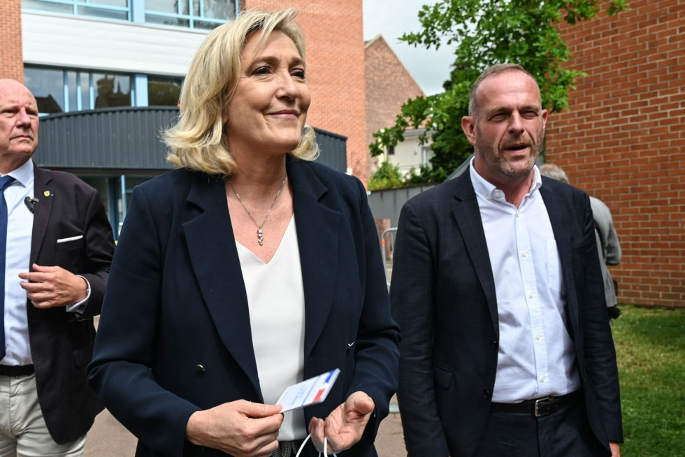 Marine Le Penin (kuvassa) johtaman kansallisen liittouman eteneminen jäi ensimmäisellä kierroksella odotettua vaisummaksi. LEHTIKUVA/AFP