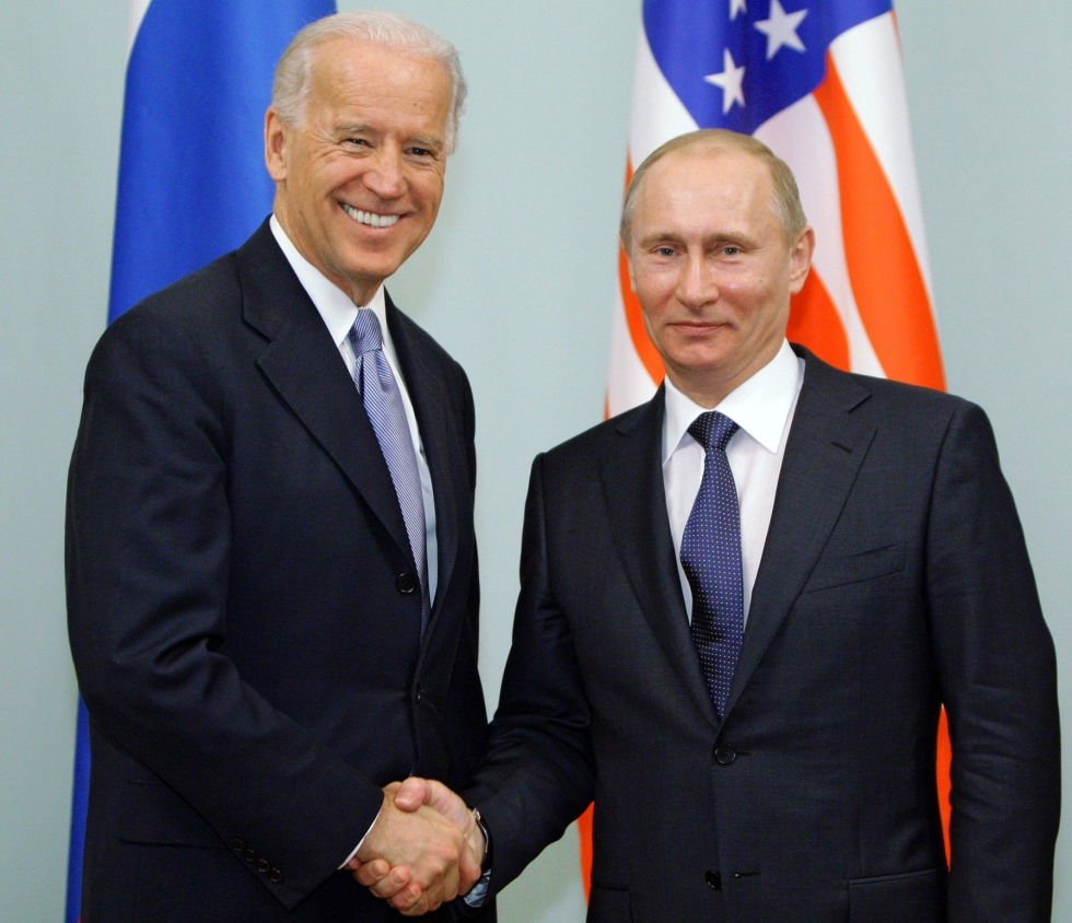 Biden ja Putin tapasivat Moskovassa vuonna 2011. Biden oli tuolloin Yhdysvaltain varapresidentti. LEHTIKUVA/AFP