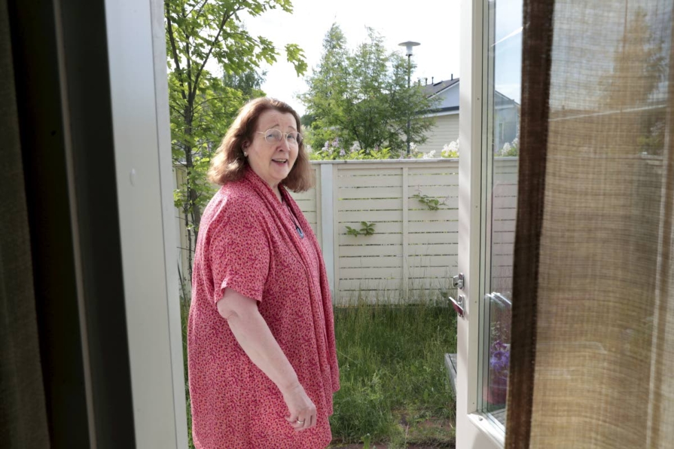 Liisa Tavi kuvattuna kotonaan Joensuun Vehkalahdessa kesäkuussa 2021.