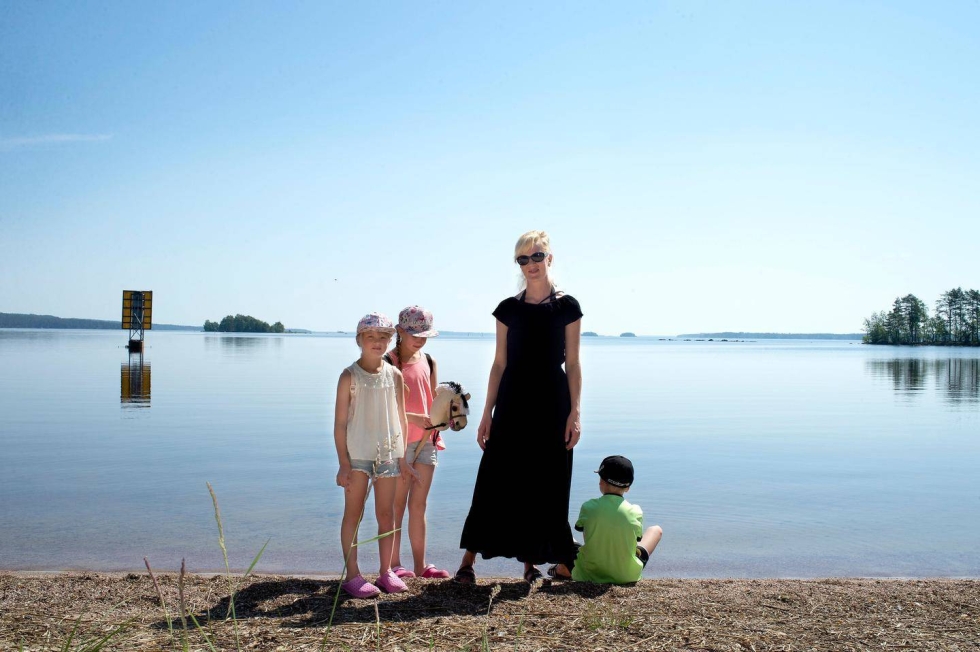 Savitaipalelainen Elina Mäkelä (kesk.) tuo usein lapsensa Sonjan (oik.), Ellan ja Matiaksen vierailulle Sarviniemeen. Mäkelälle alue on tuttu jo omasta lapsuudesta.