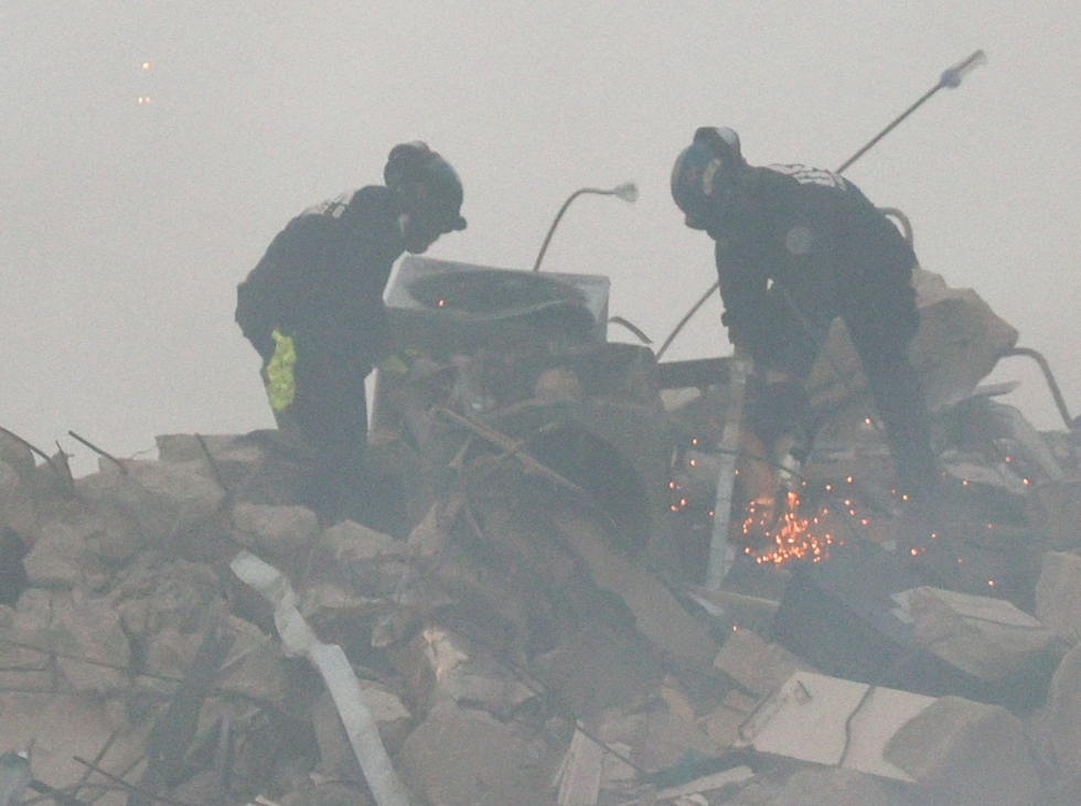 Pelastustyöntekijöiden mukaan on edelleen mahdollista, että raunioissa voi olla eloonjääneitä. Lehtikuva/AFP