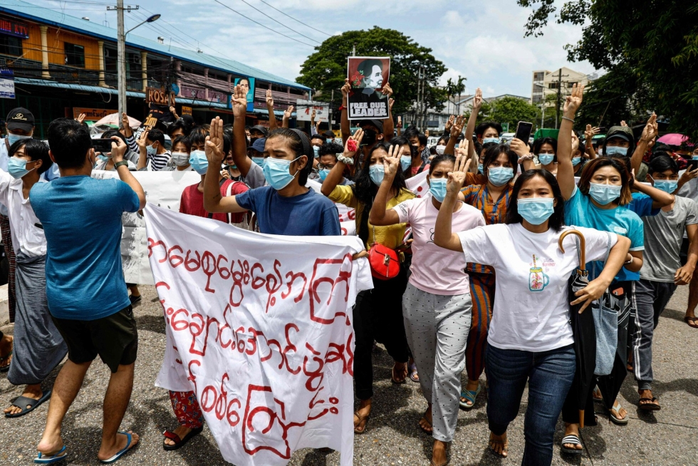 Myanmarissa mielenosoittajat lähtivät liikkeelle Aung San Suu Kyin syntymäpäivänä muun muassa Yangonissa 19. kesäkuuta 2021. LEHTIKUVA/AFP