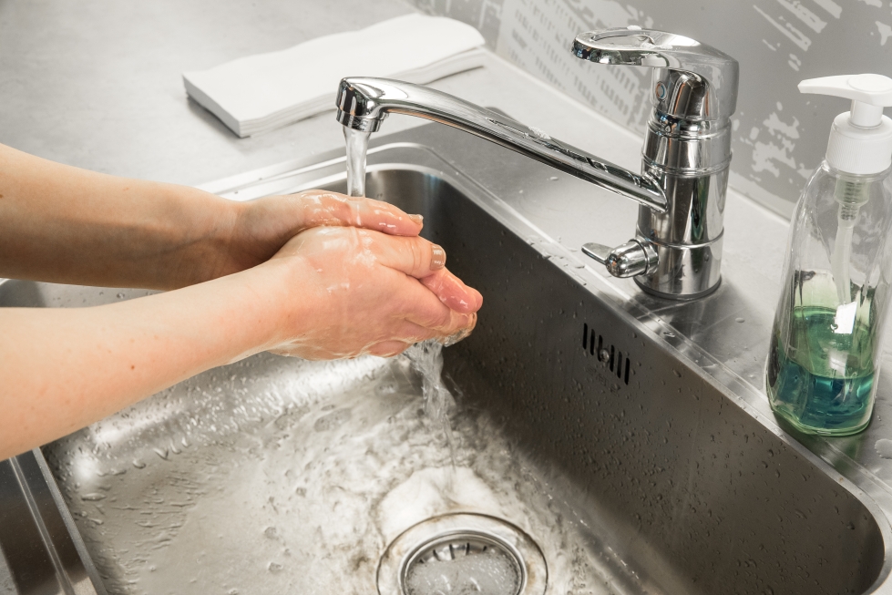 Käsiä kannattaa pestä edelleen säännöllisesti, vaikka koronatilanne onkin parempaan päin. Arkistokuva.