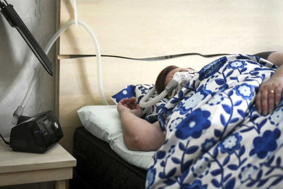 Uniapnean hoitoon käytetään esimerkiksi CPAP-ylipainehengityslaitetta. LEHTIKUVA / Emmi Korhonen