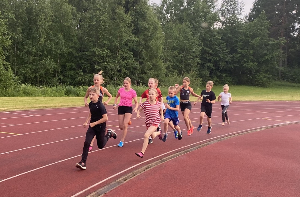 9-13-vuotiaiden 1000 metrillä Pyhäselän Urheilijoiden Pietu Stenberg otti kärkipaikan heti alussa.