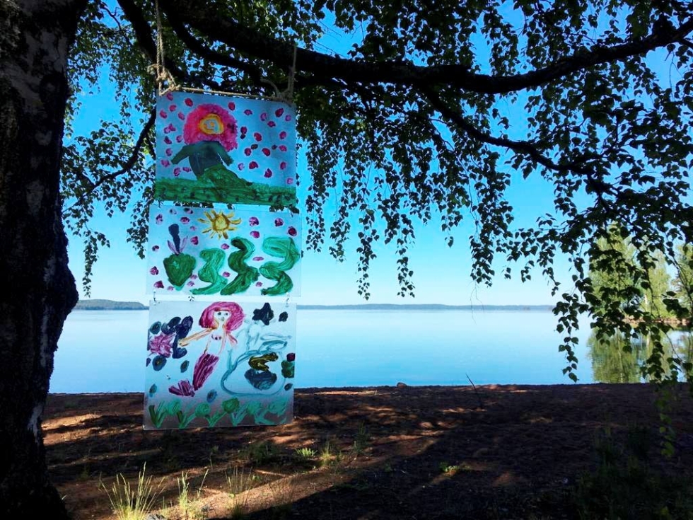 Eskarilaisten taideteokset ilahduttavat luonnossa liikkujia Kontiolahdella.