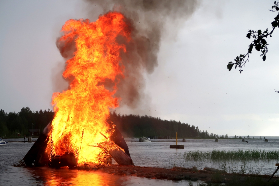 Juhannuskokkojen polttaminen ei ole sallittua metsäpalovaroituksen aikana. Metsäpalovaroituksen asettaa aina Ilmatieteen laitos.