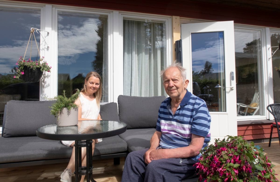Adessa Heikkisen koti on terassin vasemmalla laidalla, Pentti Heikkisen kotiin ovi aukeaa oikealta. Yhdessä istuskellaan välillä ulkoterassilla ja grillataan.