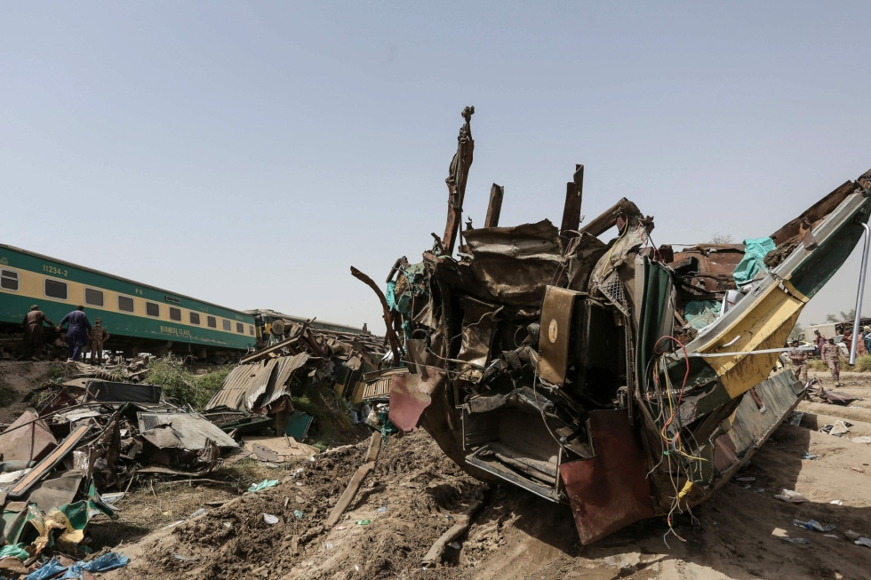 Pakistanissa eilen tapahtuneen junaonnettomuuden uhriluku on noussut ainakin 63:een, kertoo rautatieyhtiö. LEHTIKUVA/AFP